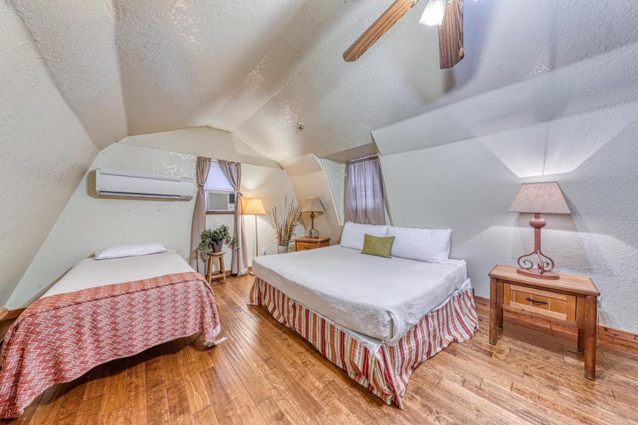 The Olive @ Mendelbaum Winery Guest Cabins 호텔 프레드릭스버그 외부 사진